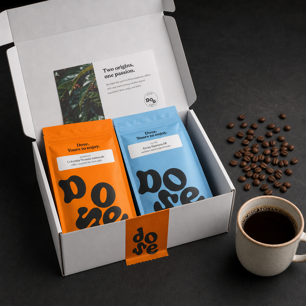 Cutie unboxing abonament Dose cu 2 pungi x 250g cafea și ceașcă pe fundal antracit